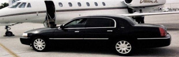 corporate-limousine-at-private-airport-in-chicago-473x292